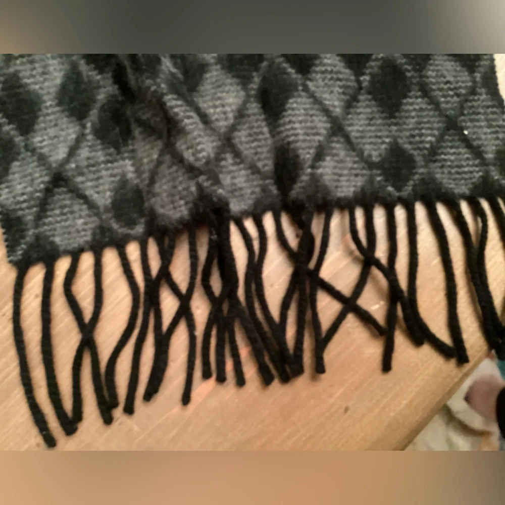 CLUB ROOM BLACK AND GREY ARGYLE FRINGED 100% CASHMERE SCARF